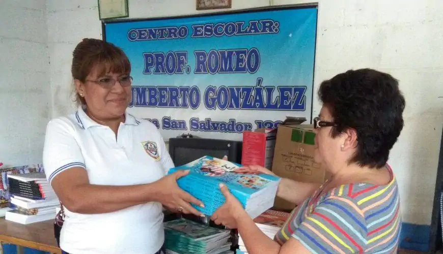 Donación de libros al Centro Escolar Prof. Romeo Humberto González